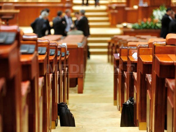 Audieri pe bandă rulantă în Parlament ale noilor miniştri