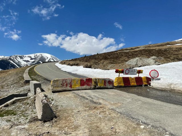 Restricţii pentru vehicule mari pe Transalpina; în Dâmboviţa încă este traficul blocat