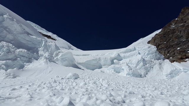 Risc însemnat de avalanşă în mai multe zone montane din ţară