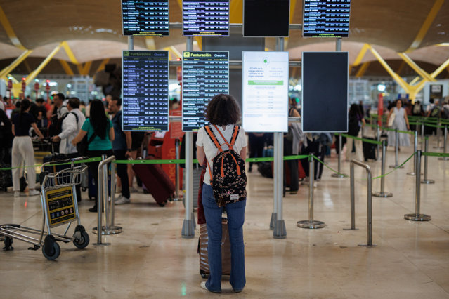 Zeci de zboruri amânate în urma unei avertizări de ceaţă emisă de un important aeroport britanic