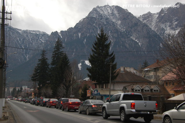 Aglomeraţie pe Valea Prahovei. Se circulă în coloană pe sensul către Braşov, între staţiunile Sinaia şi Predeal