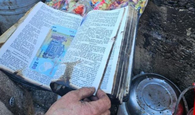 Bani ascunşi într-o Biblie, salvaţi miraculos din flăcările unui incendiu