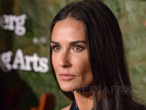 Demi Moore conduce cursa pentru Oscar după ce a câştigat Globurile de Aur