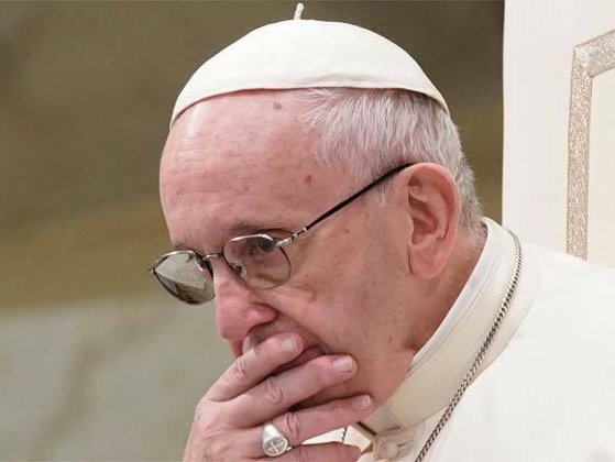 Papa Francisc a suferit un accident casnic: a căzut şi s-a lovit la mână