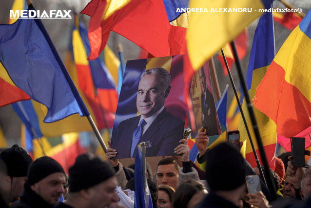 Peste 1.000 de oameni au participat la Hora Unirii organizată de Călin Georgescu în parcul Tineretului din Capitală. A fost prezent şi George Simion