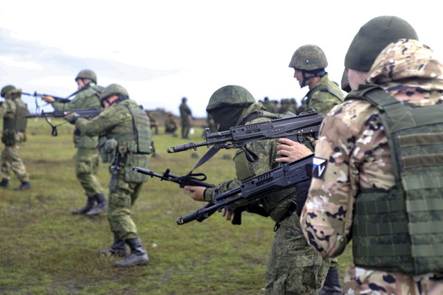 Press One: Zeci de români ce lucrează ca mercenari sunt sub asediu în RD Congo. Presa internaţională: Atac supriză a forţelor rebele M23. Gruparea avansează spre al doilea oraş al ţării