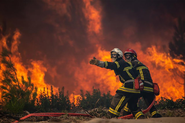 Primarul din LA promite o reconstrucţie rapidă în zonele distruse de incendii: schimbăm sistemul