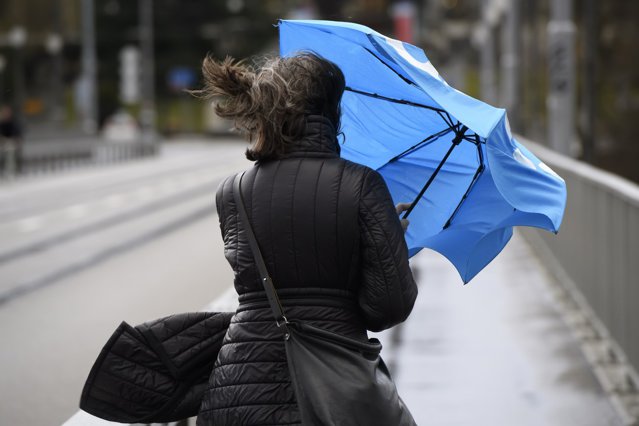 Rafale puternice de vânt şi ninsori viscolite în 16 judeţe din România