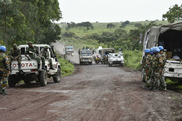 Situaţia din RD Congo devine critică. Ambasadele occidentale au fost atacate. În Est, unde luptă şi mercenarii români, se dau bătălii grele cu rebelii M23 susţinuţi de Rwanda