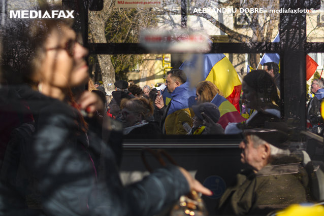 Susţinătorii lui Călin Georgescu au ajuns în Piaţa Victoriei / Acolo protestează sindicaliştii ce le-au trasmis susţinătorilor lui Georgescu că nu îi doresc acolo