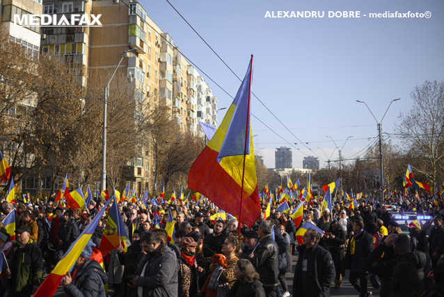 Susţinătorii lui Georgescu, incidente cu jandarmii. Un protestatar a aruncat cu o petadă