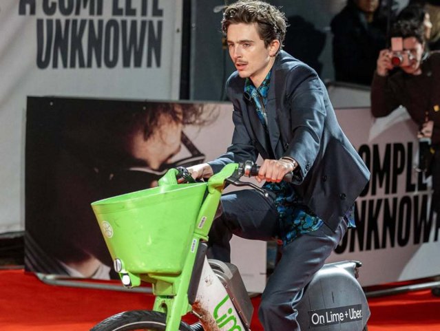 Timothée Chalamet, amendat după ce şi-a parcat bicicleta pe covorul roşu la premiera noului său film