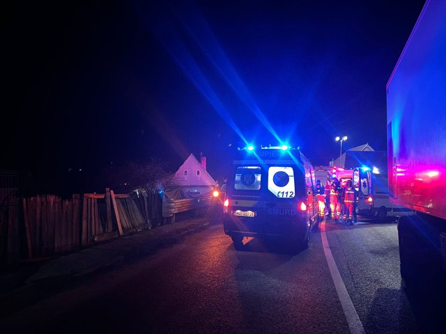 Un mort şi şapte răniţi după un accident între un autocar şi un TIR pe DN 1, în Sibiu