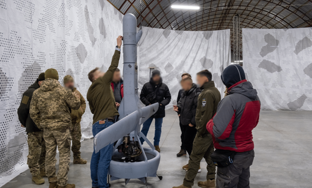 Unul dintre cele mai cunoscute start-up-uri din domeniul apărării începe instrucţia cu militarii ucraineni. Dronele V-BAT ajung pe câmpul de luptă din Ucraina