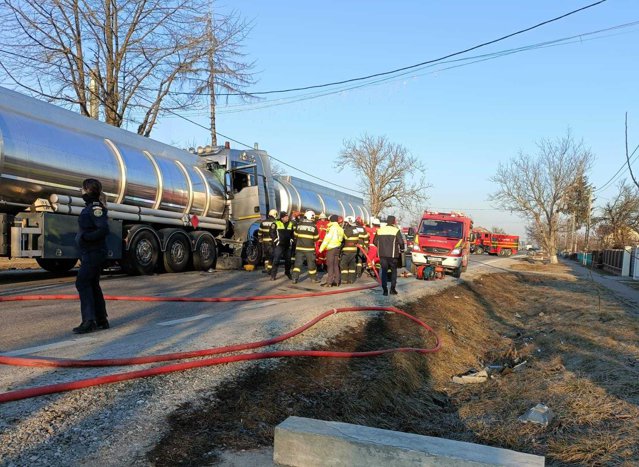 Accident între două autocisterne. Un şofer a rămas încarcerat