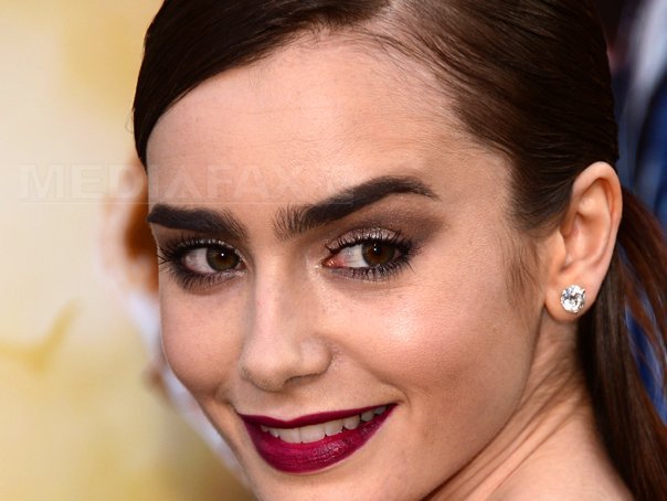 Actriţa Lily Collins anunţă naşterea primului copil cu ajutorul unei mame surogat