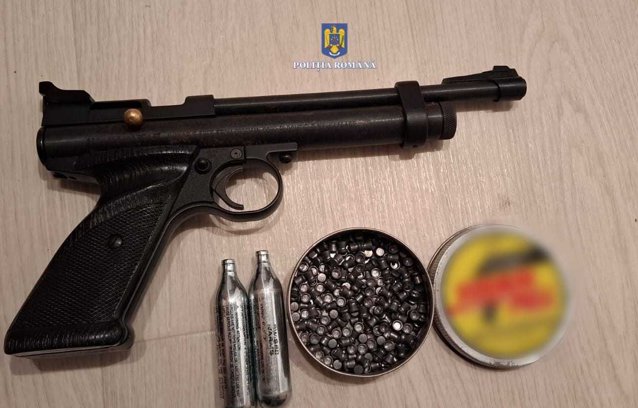 Bărbat din Hunedoara care deţinea ilegal un pistol, dat în vileag de iubită, după un conflict