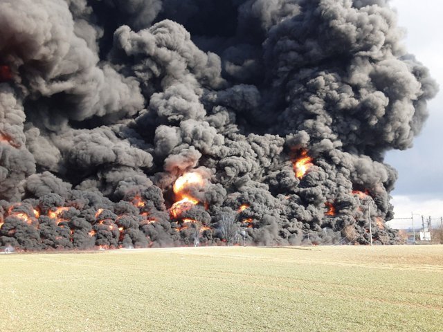 Cehia. Un tren care transportă o substanţă toxică a luat foc, un nor uriaş de fum s-a format