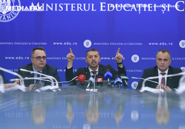 Daniel David: Vrem elevi care să stăpânească tehnologia, nu să fie stăpâniţi de ea