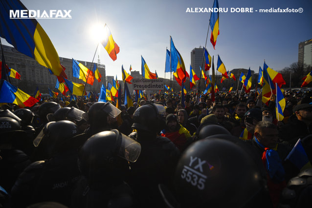 Doi bărbaţi au fost reţinuţi în urma protestului de luni din Piaţa Victoriei