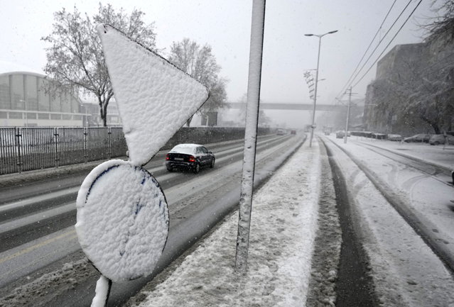 Infotrafic: Se circulă în condiţii de iarnă, însă precipitaţiile au scăzut în intensitate