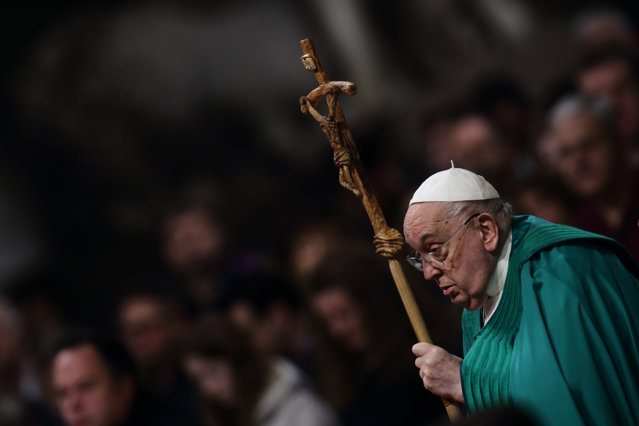 Papa Francisc a fost internat într-un spital din Roma