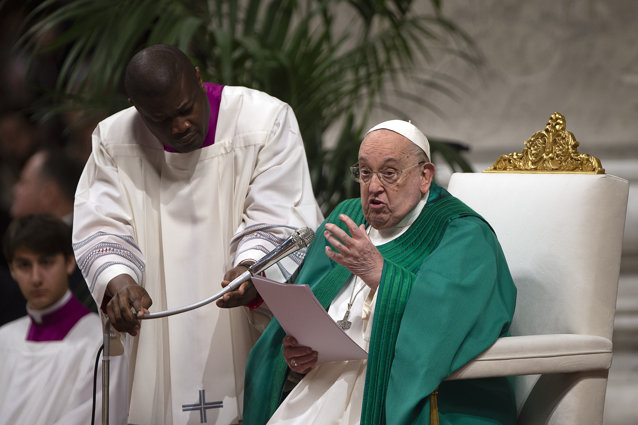 Papa Francisc a petrecut o noapte liniştită în spital, potrivit ANSA