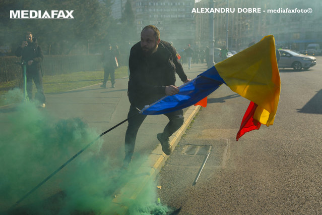 Patru dosare penale şi amenzi de 6.000 de lei, în urma protestului din Piaţa Victoriei