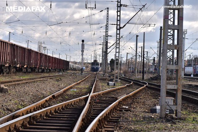 Patru trenuri de călători oprite câteva ore după ce locomotiva unui tren de marfă a deraiat în Drăgăneşti Olt