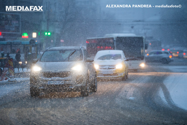 Trafic normal pe şosele, dar ninge în nouă judeţe din România