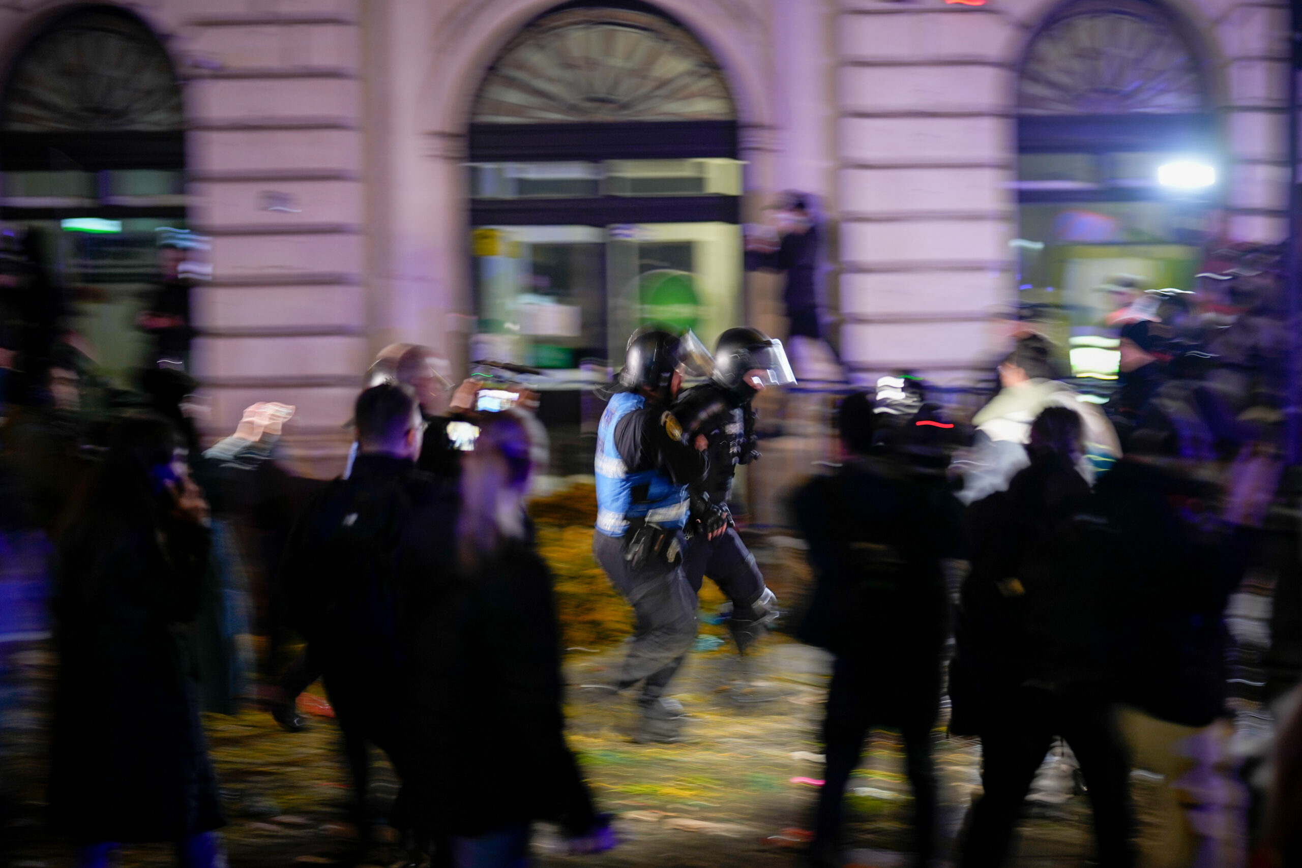 13 jandarmi răniți în urma protestelor de duminică seara din Capitală