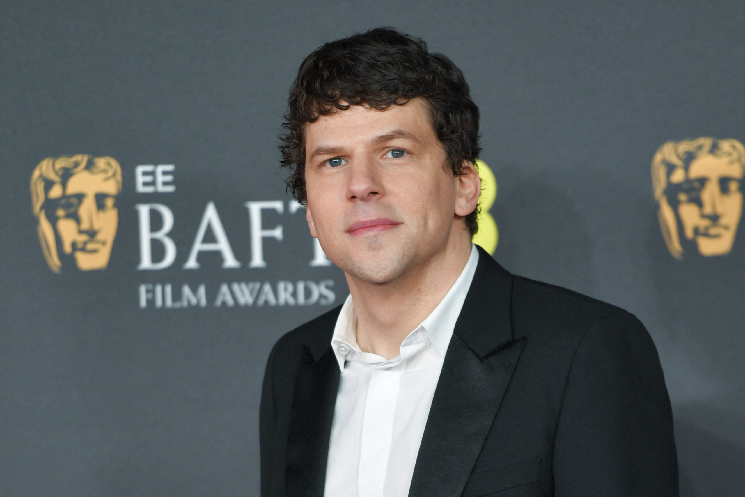 Actorul Jesse Eisenberg, nou cetățean polonez, glumește cu premierul Tusk despre serviciul militar