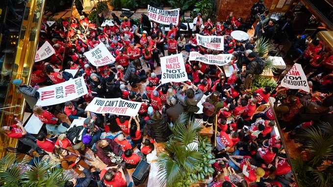 Aproape 100 de arestaţi la Trump Tower, în urma unui protest