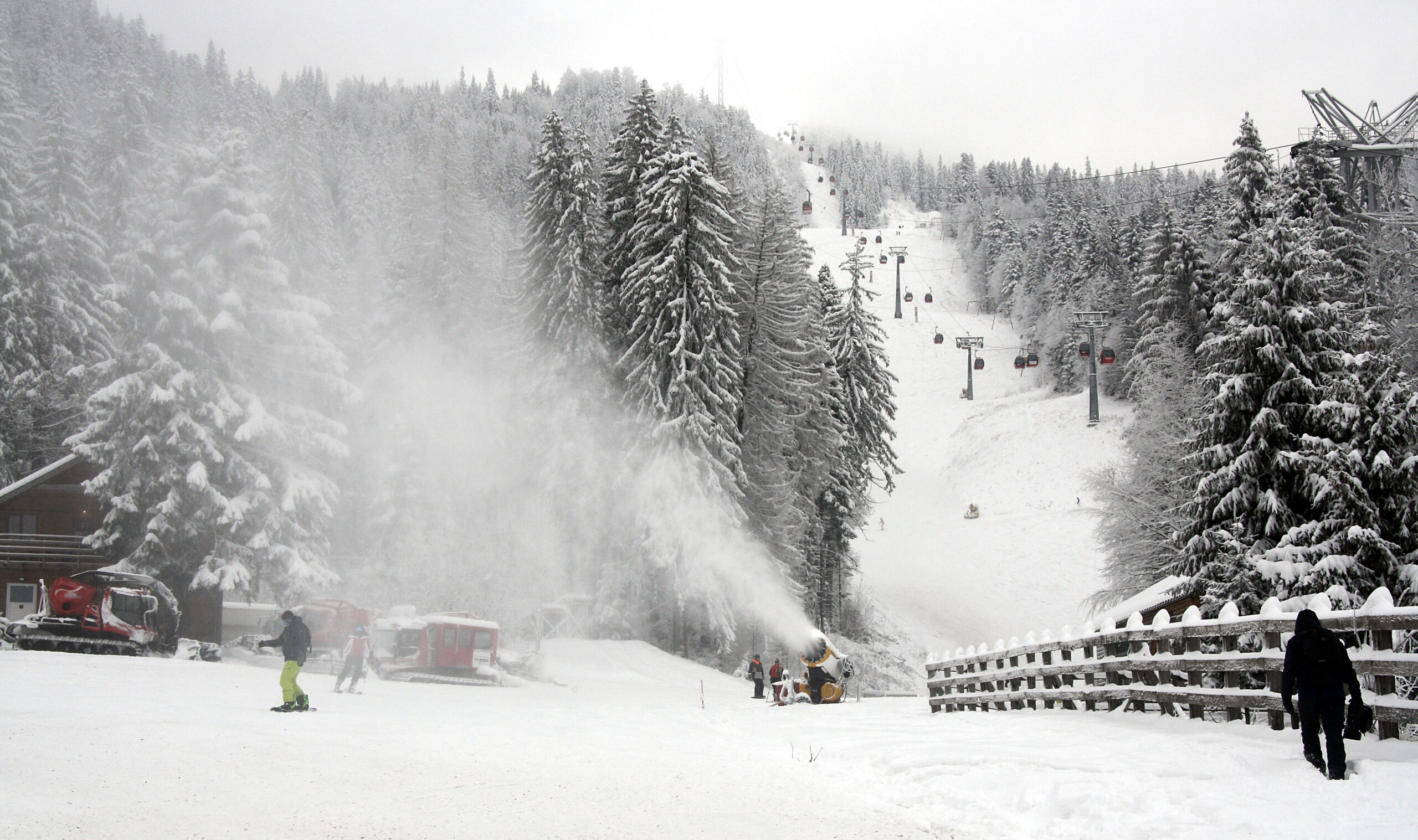 Artificial snow is being produced again in Brașov and skiing is possible on several slopes