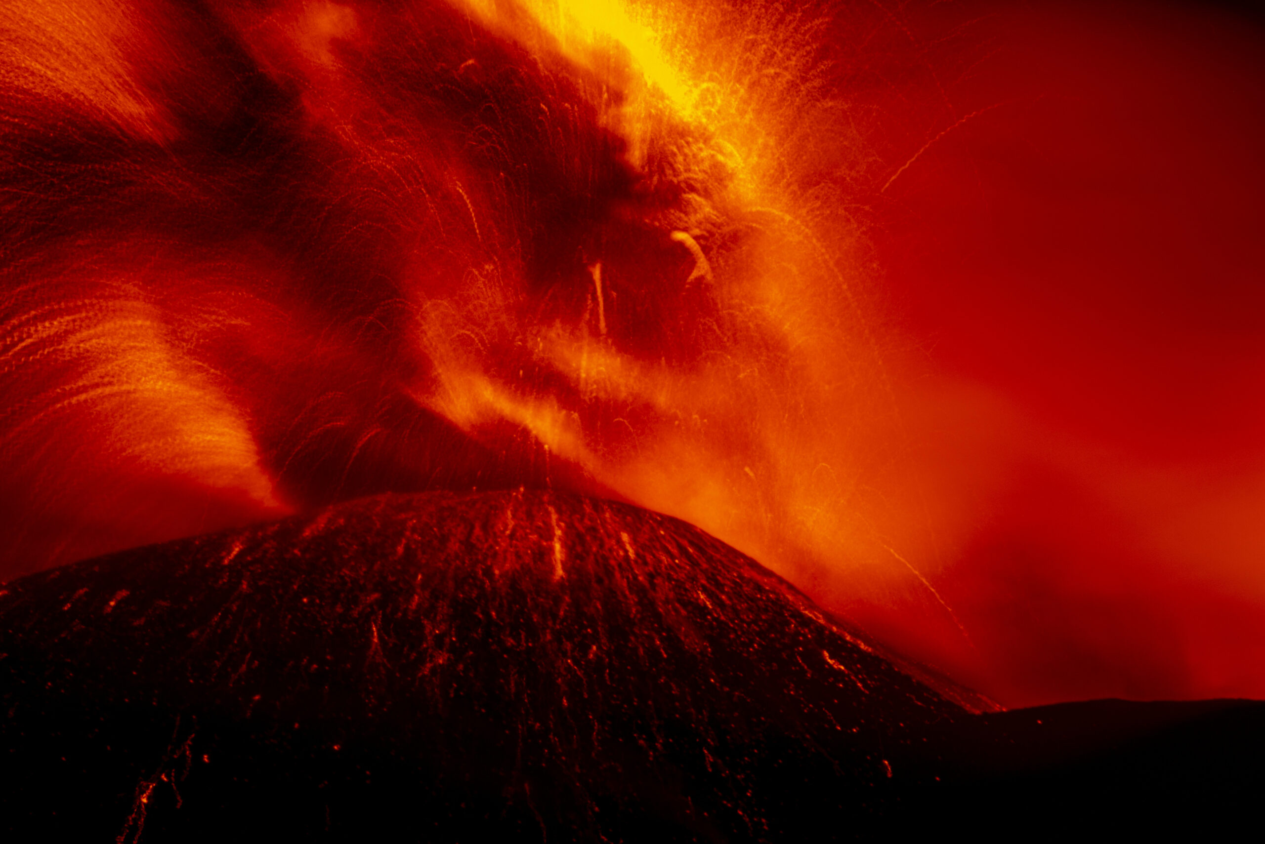 Atenționare de călătorie în Indonezia: o nouă erupție vulcanică afectează insulele Flores și Bali