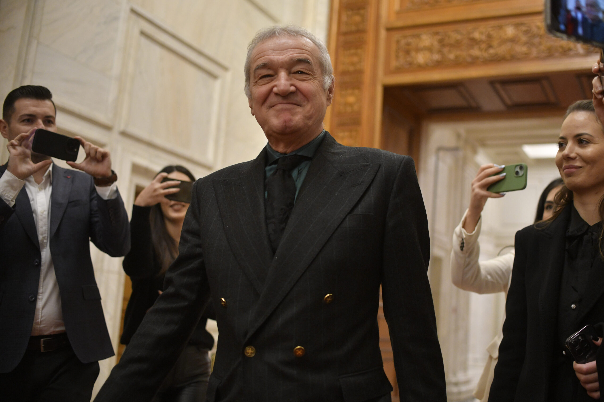 Becali: 100% intră Simion în turul 2 și vreau să intre cu Nicușor ca să îl bată