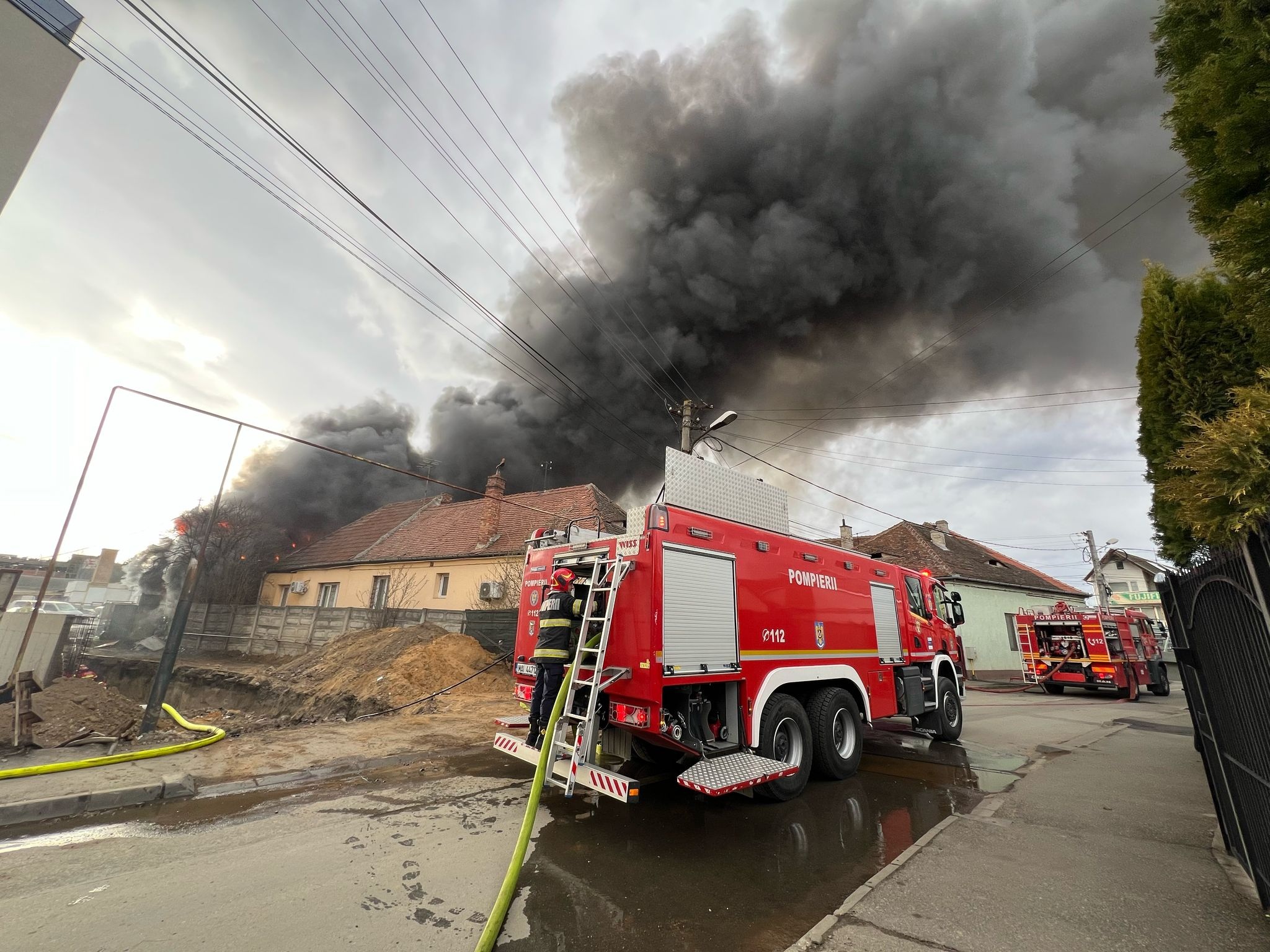 Bilanțul incendiului din Sibiu: Nouă vehicule distruse. Care a fost sursa izbucnirii incendiului