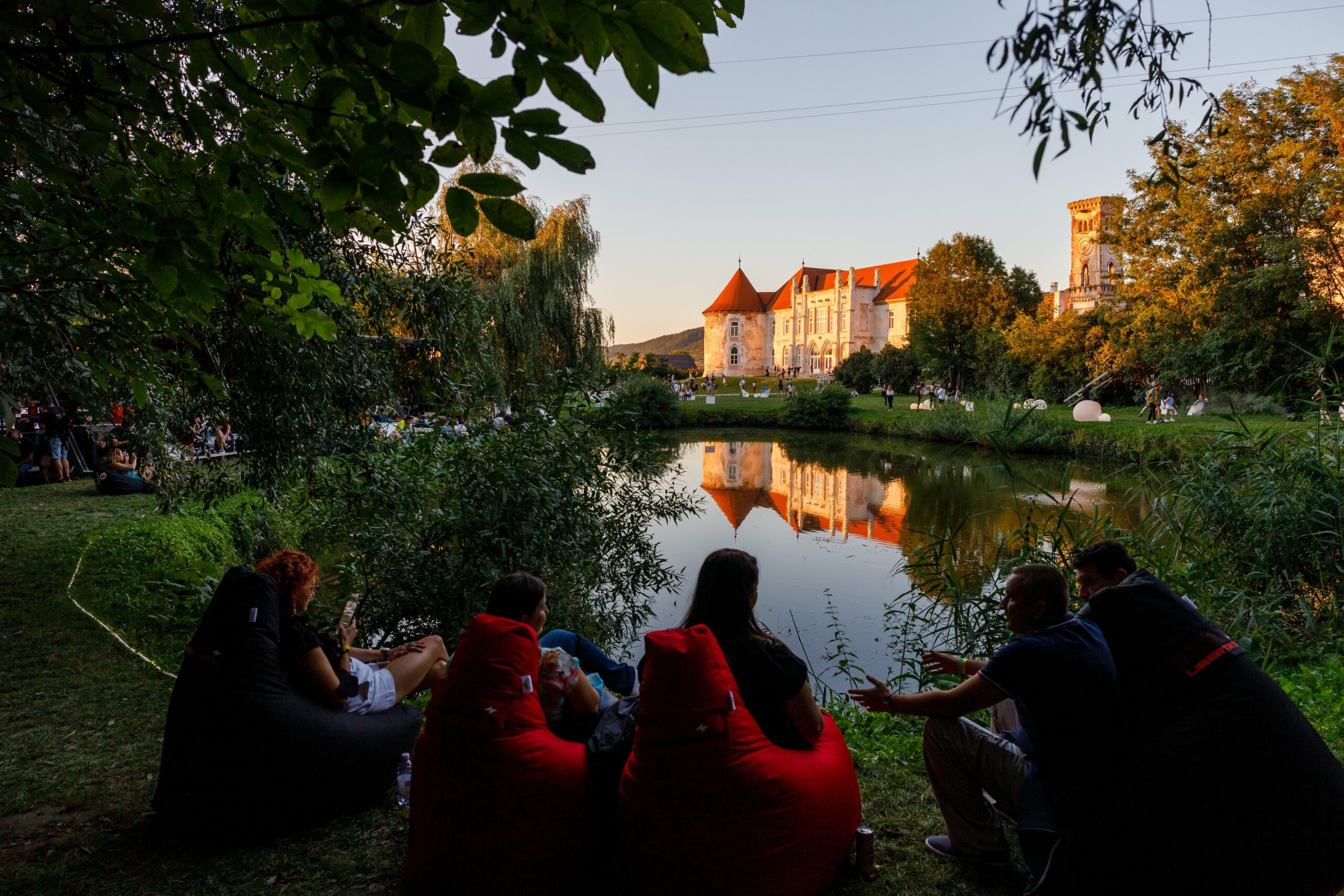 CJ Cluj cumpără teren pentru a crea parcări lângă Castelul Banffy din Răscruci