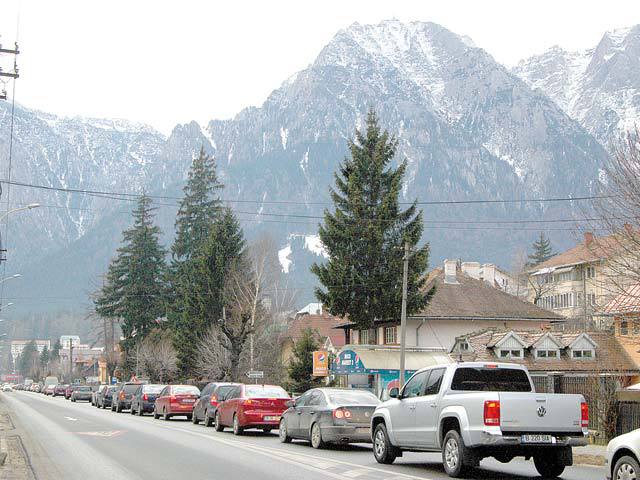 Coloane de maşini pe Valea Prahovei. Autorităţile recomandă folosirea rutelor alternative