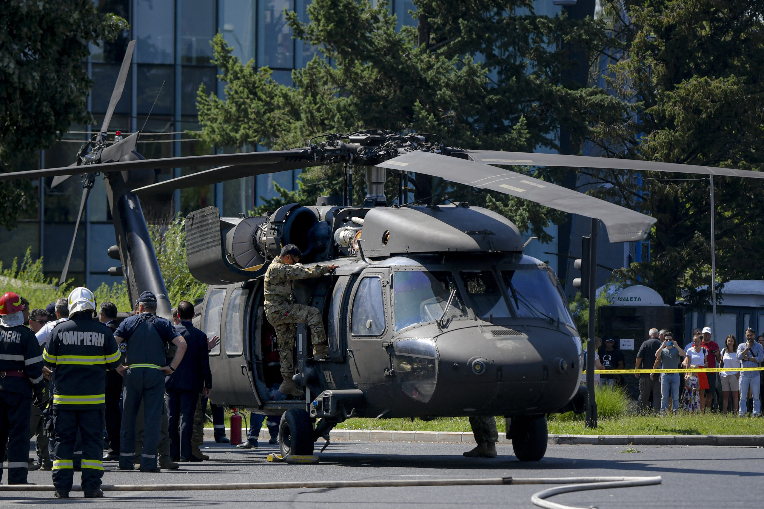 Încă un elicopter Black Hawk se alătură forțelor care intervin pentru stingerea incendiilor de vegetație