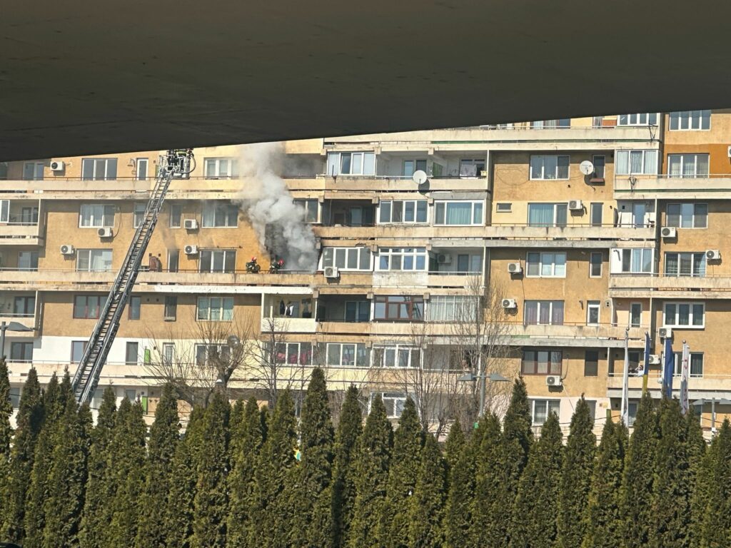 Incendiu în centrul municipiului Craiova. Doi bătrâni au fost salvați de un polițist