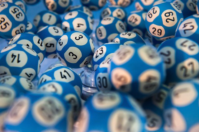 Loto: Report de 4,4 milioane de euro la 6/49