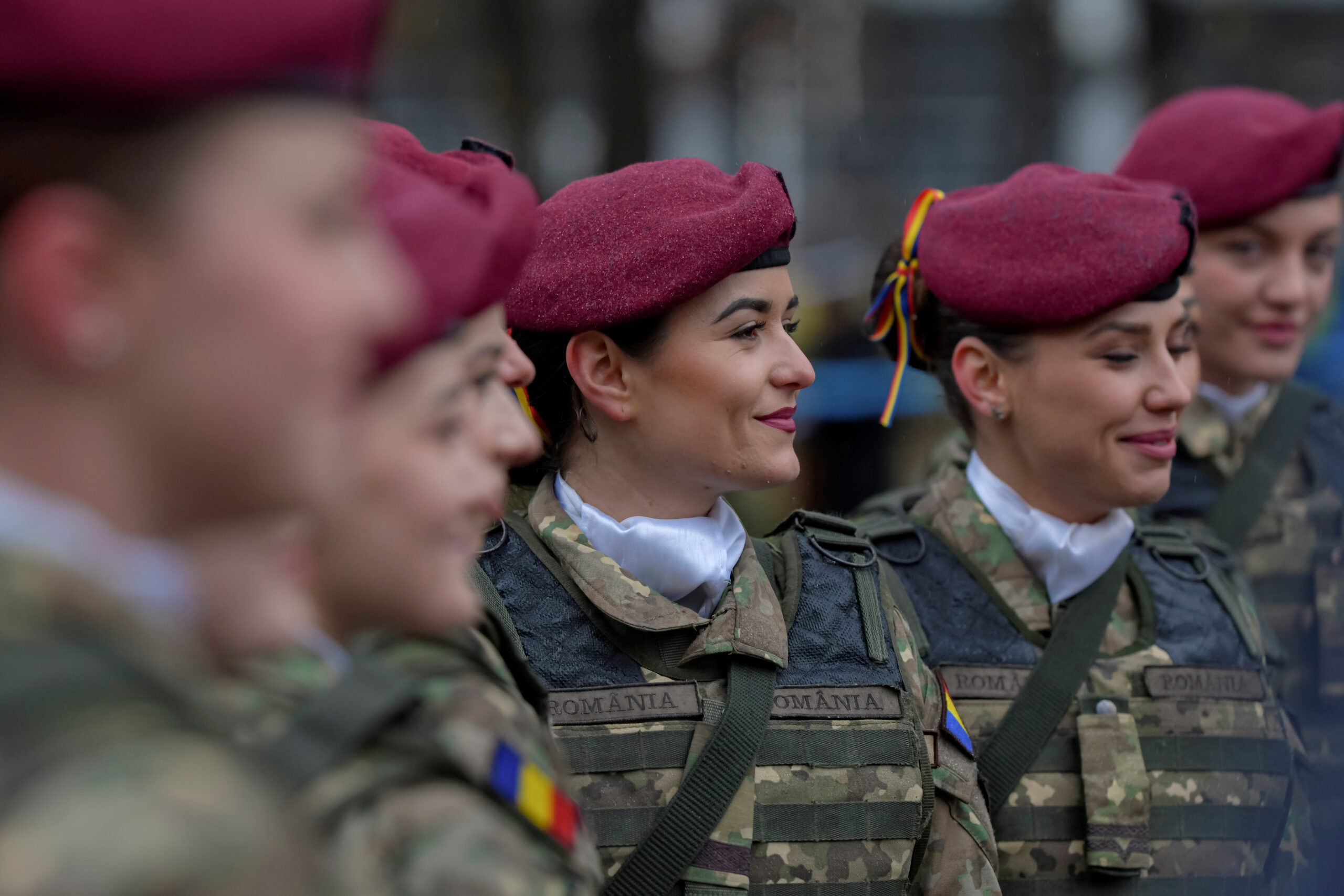 MApN: Personalul militar feminin reprezintă 13% din total