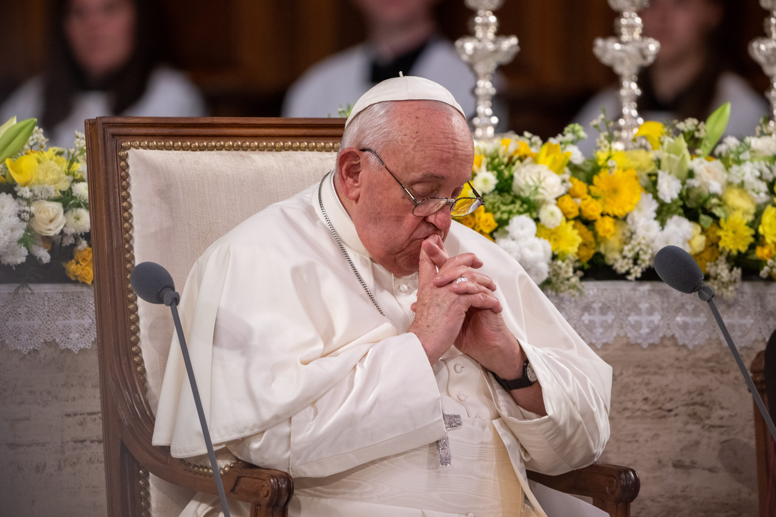 Papa Francisc este în stare stabilă și își reia unele activități, transmite Vaticanul