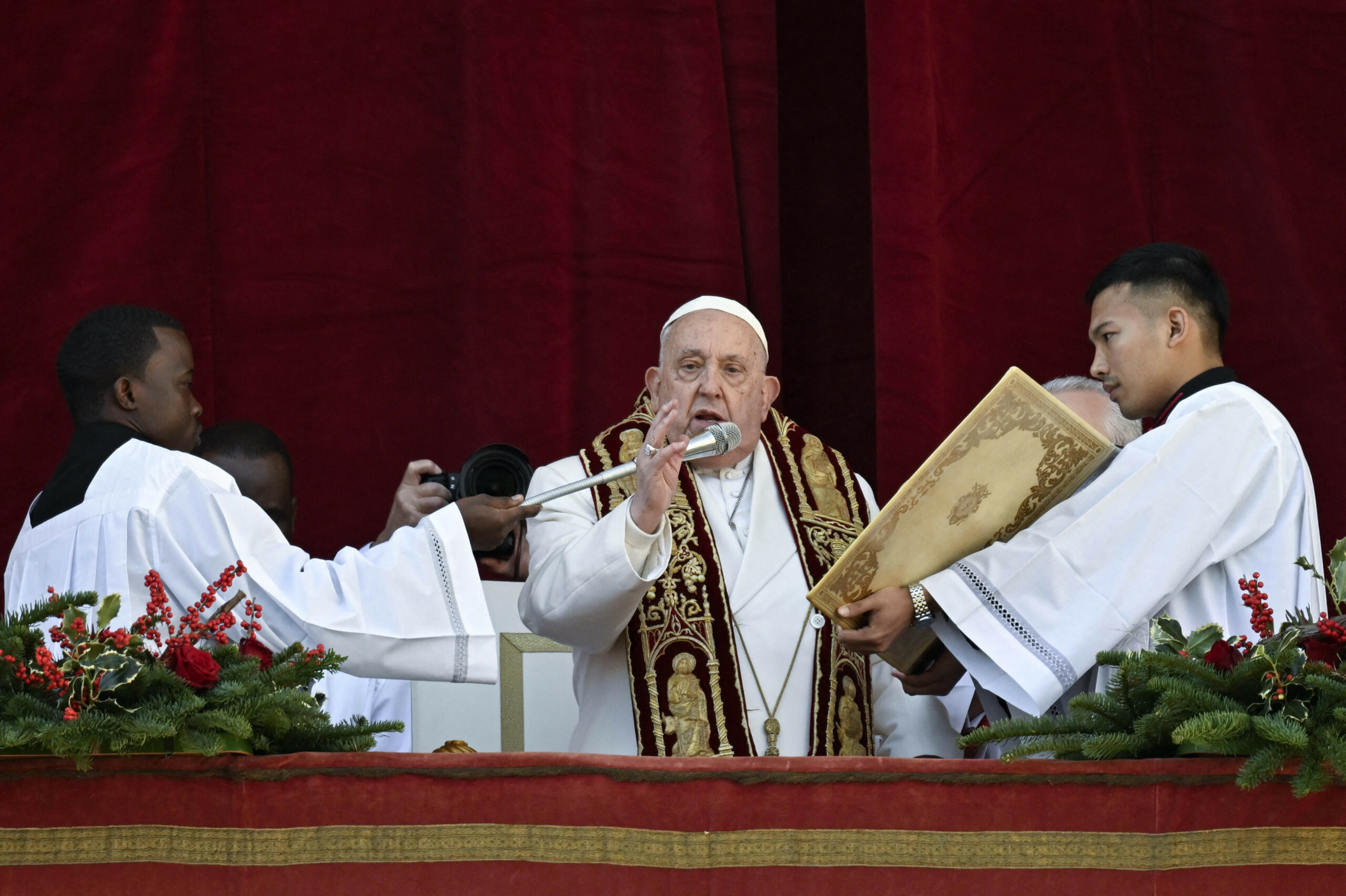 Papa Francisc trebuie să învețe din nou să vorbească după oxigenoterapie, spune un cardinal