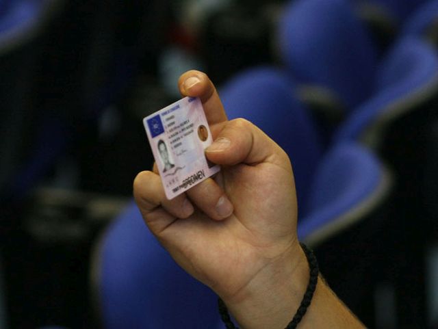 Percheziții la o rețea care oferea permise de conducere și cărți de identitate false