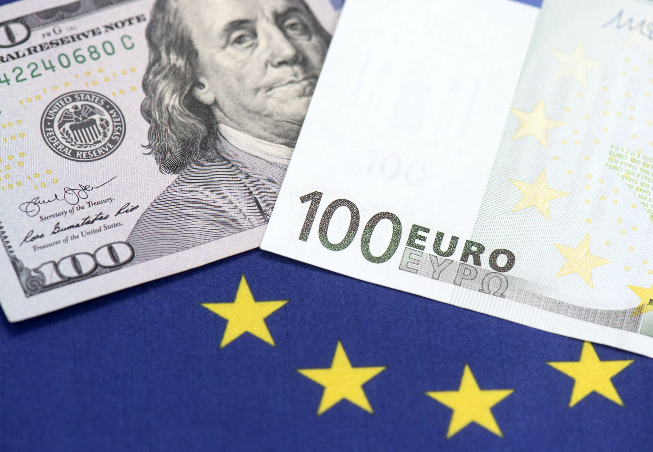 Poate EURO să ia coroana dolarului ca moneda centrală a lumii? Liderii UE speră că da