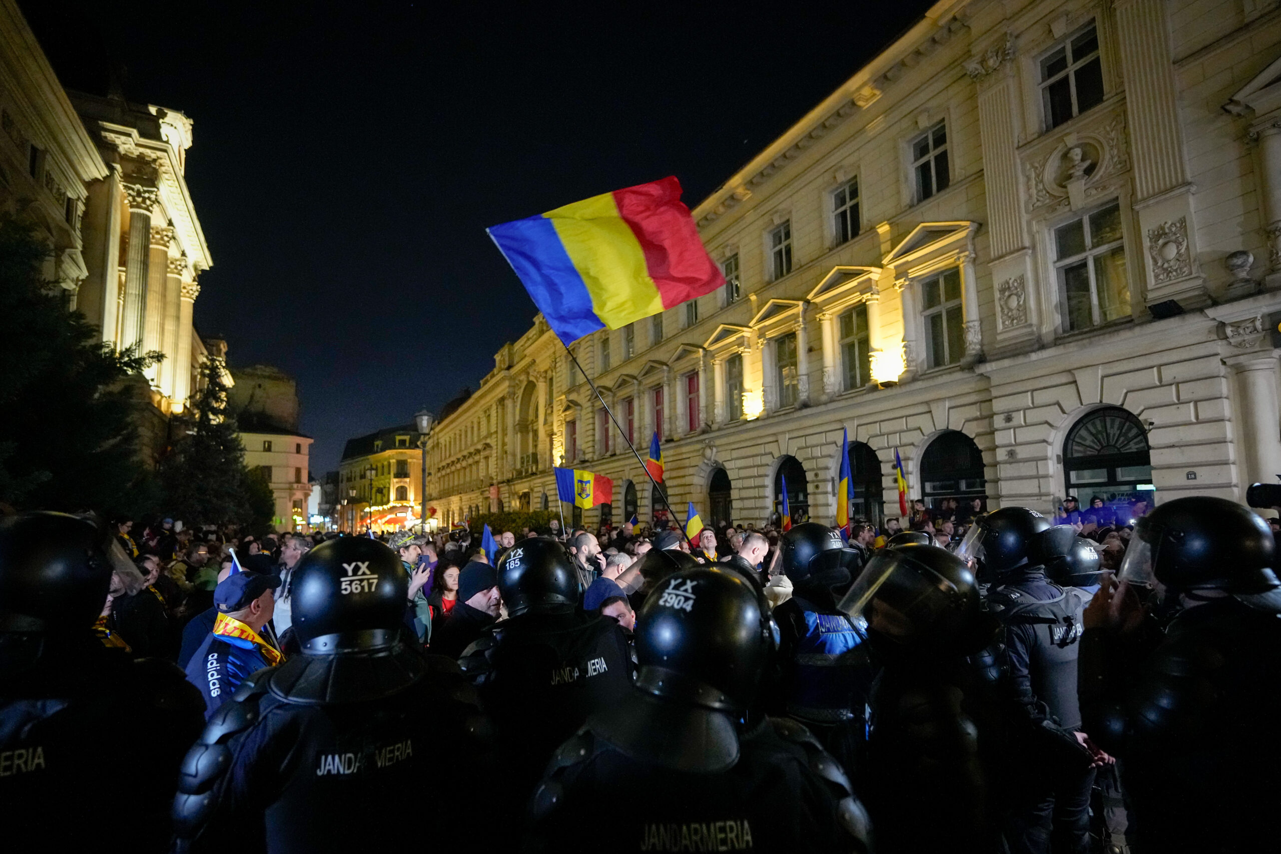 Protestele degenerează. Susținătorii lui Georgescu, filmați când sparg bucăți de caldarâm pentru a arunca în jandarmi