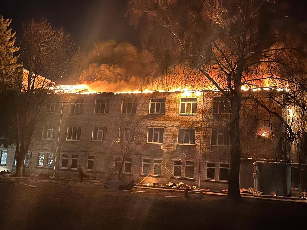 Spital din nord-estul Ucrainei, lovit cu o dronă. Clădirea a luat foc