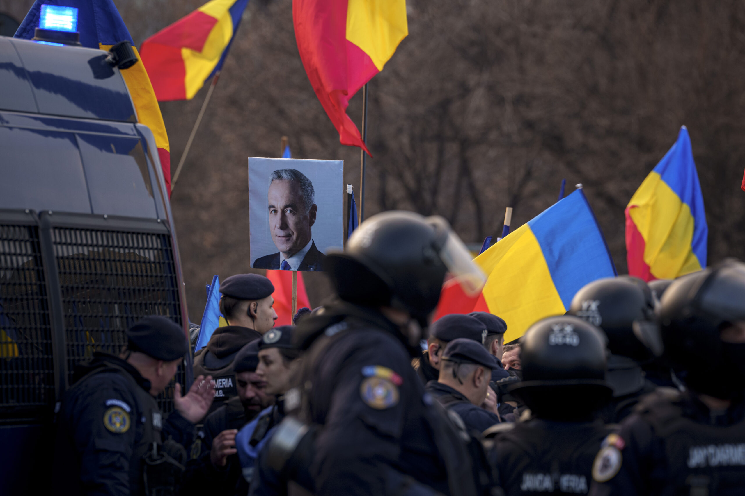 Susținătorii lui Călin Georgescu, la mitingul pro-UE din Piața Victoriei